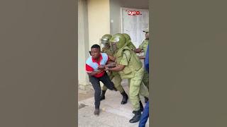 TAZAMA JAMAA ALIVYO TOLEWA MAHAKAMANI NA POLISI KESI YA TUNDU LISSU KISUTU.