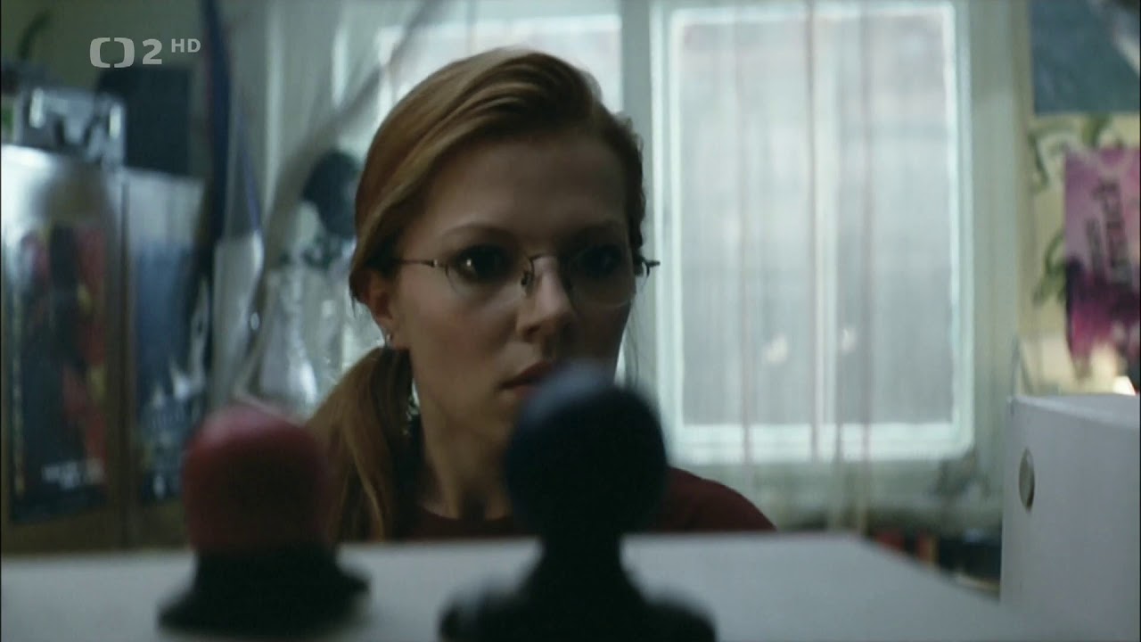 A young woman gets sprayed with foam in Experti (2006) - A young woman gets sprayed with foam in Experti (2006)