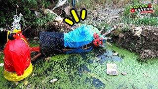 Ondel Ondel Jatoh Nyungsep di Kali 😅