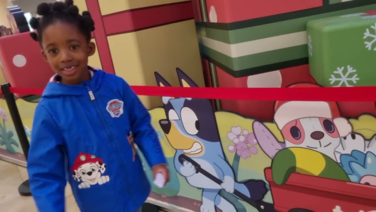 Синяя рождественская елка в реальной жизни