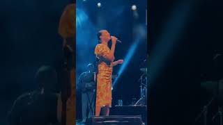 Melike Şahin Konser Uykumun Boynunu Bükme Şahin