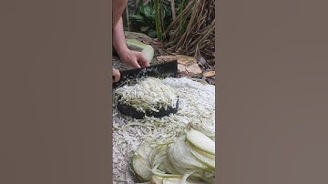 băm chuối chuẩn bị đồ ăn cho gà