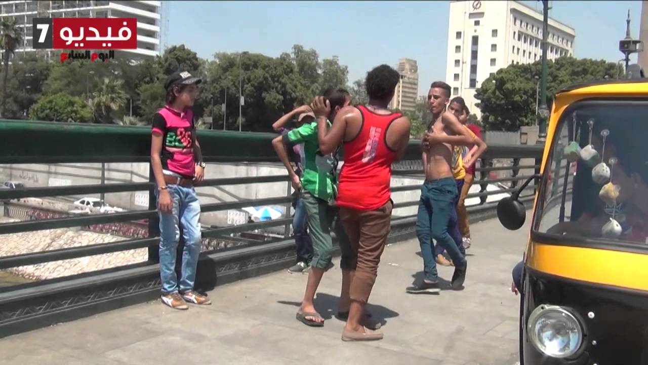 بالفيديو.. شباب يرقصون بالمطواة أعلى كوبرى قصر النيل بعد مشاهدتهم فيلم «قلب الأسد»