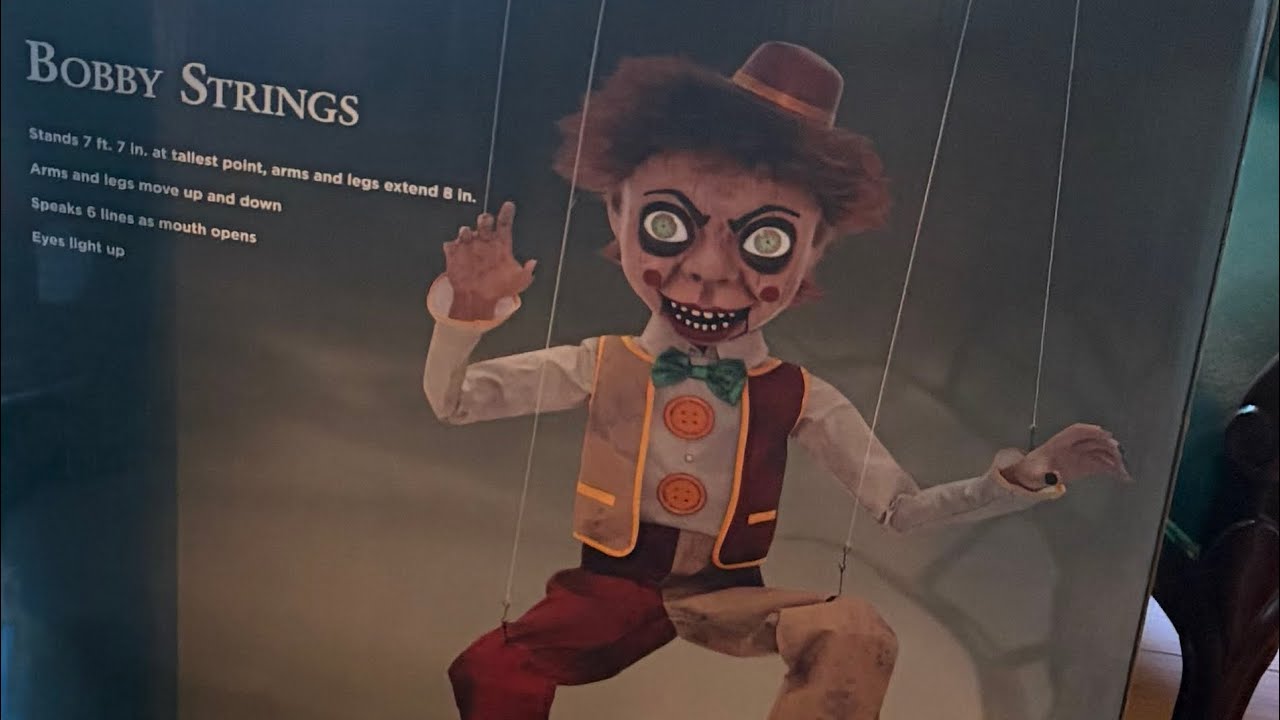 Spirit Halloween 2024-2025 Bobby Strings настроен