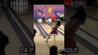 La façon de lancer au bowling la plus étrange ?! 🎳 (via : tonyricoheward/IG)