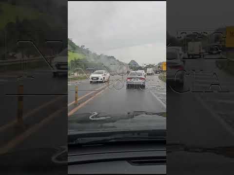 Saveiro pega fogo no KM 202 da BR 101, na manhã desta segunda-feira 24-11-2025