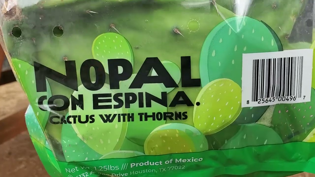 A comer cacahuates allá  atrás con los animales.