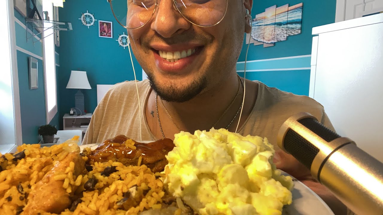 Едим шепот мукбанга ASMR - стейк, свиные ребрышки, рис с фасолью и картофельным салатом