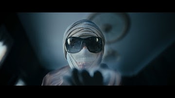 祖母は人間ではない？　包帯でぐるぐる巻きの顔にサングラス　血のような液体をすする　「イビルアイ」予告