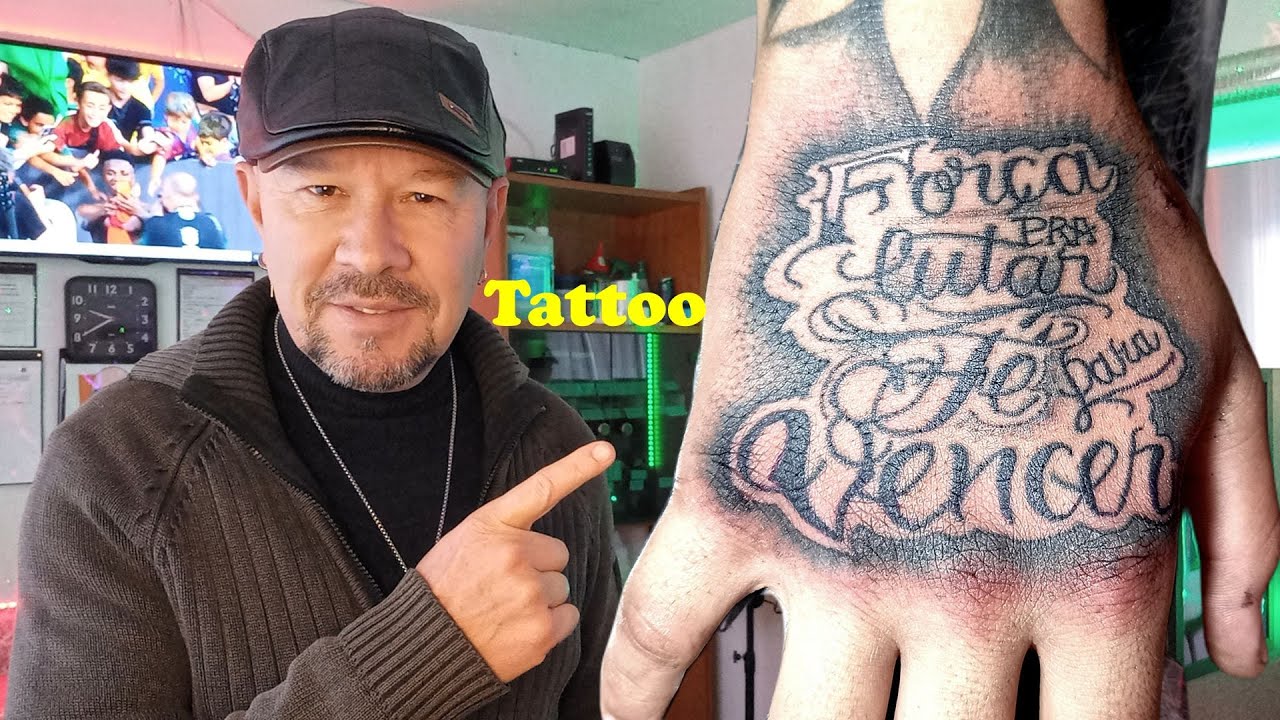ESCRITA NA MÃO TATTOO  tatuagem masculina escrita na mão. 