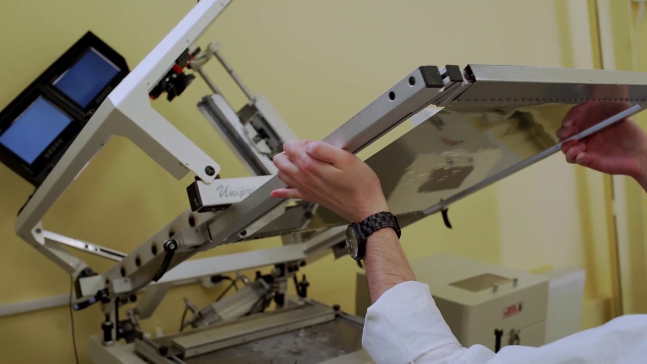 Нанесение пасты на двухстороннюю печатную плату - YouTube