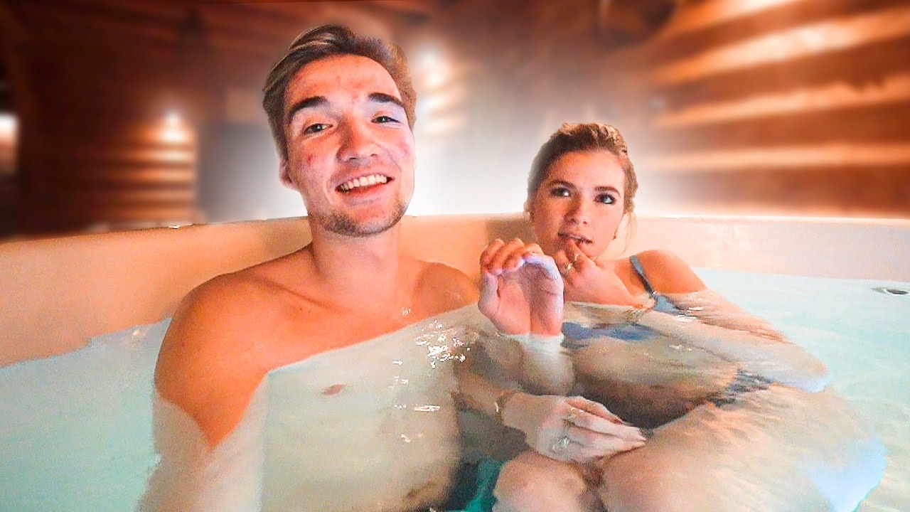 2 LEUGENS 1 WAARHEID! AWKWARD VERHALEN DIE JE NOG NIET WIST IN DE HOTTUB! 🛁