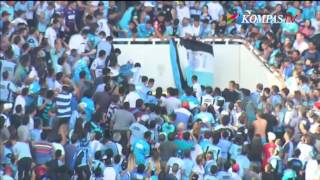 Didorong Dari Atas Tribun Suporter Sepak Bola Tewas