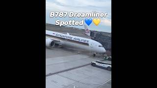 I saw a Boeing 787 Dreamliner🤩💙💛 I saw a Boeing 787 Dreamliner🤩💙💛