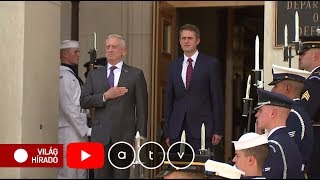 Menesztette A Védelmi Miniszterét Theresa May