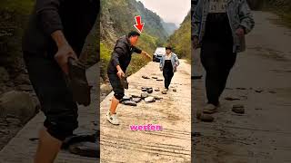 Schau, die Straße war kurz vorm Einsturz 😨 #shorts #shortvideo #short