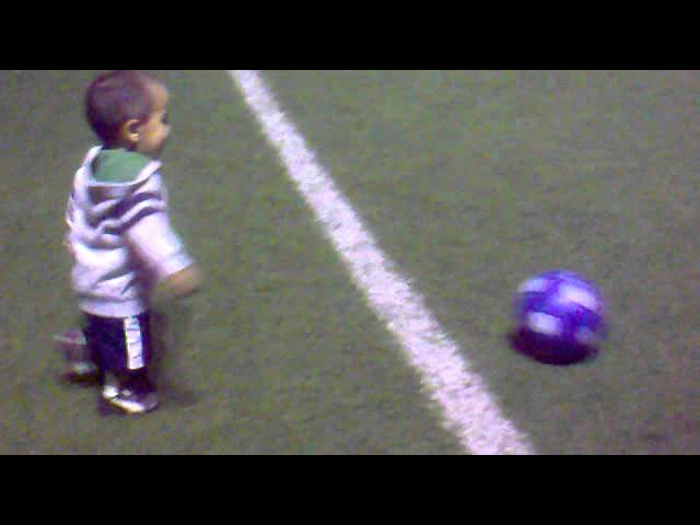 Bebe Jugando Futbol A La Edad De 1 Ano Y 5 Meses En El Uro Fc Youtube