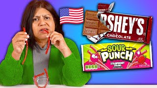What's the BEST American Candy? | Mexican Moms Rank