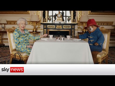 Queen Elizabeth's handbag: what she keeps inside the purse that featured in  the Paddington sketch