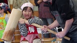 保育所の餅つきを見学体験した三姉妹
