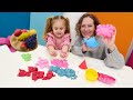 Nicoles Spielzeug-Welt. Nicole und Derin backen einen Obstkuchen. Kinder Video auf Deutsch