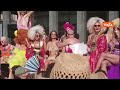 Elodie sul carro del Milano Pride per lei un look sexy con reggiseno di strass e occhiali da sole