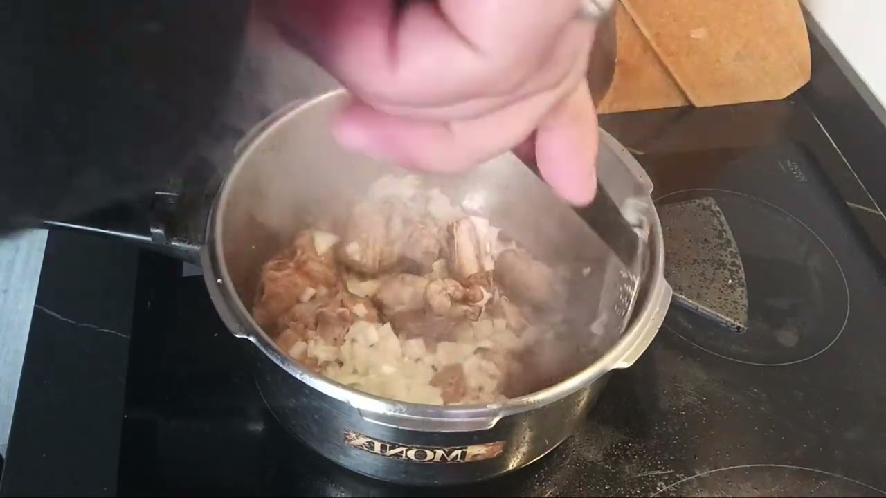 Patatas estofadas con costillas y setas 