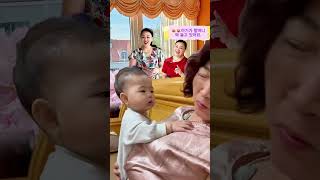 baby playing with grandma 😂 장난꾸러기 아기가 할머니를 톡톡 치며 놀리는 모습이 너무 귀엽고 웃기다 😂💛💜