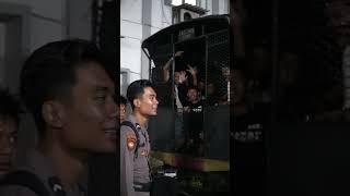 Rombongan Bonek Cegat Truk Polisi usai Persebaya vs Arema, langsung Dibawa Ke Polrestabes Surabaya