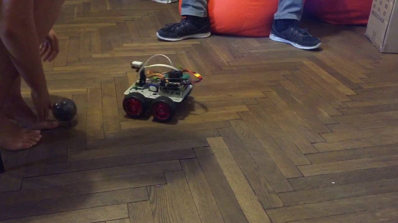 Robot folowing a ball - YouTube