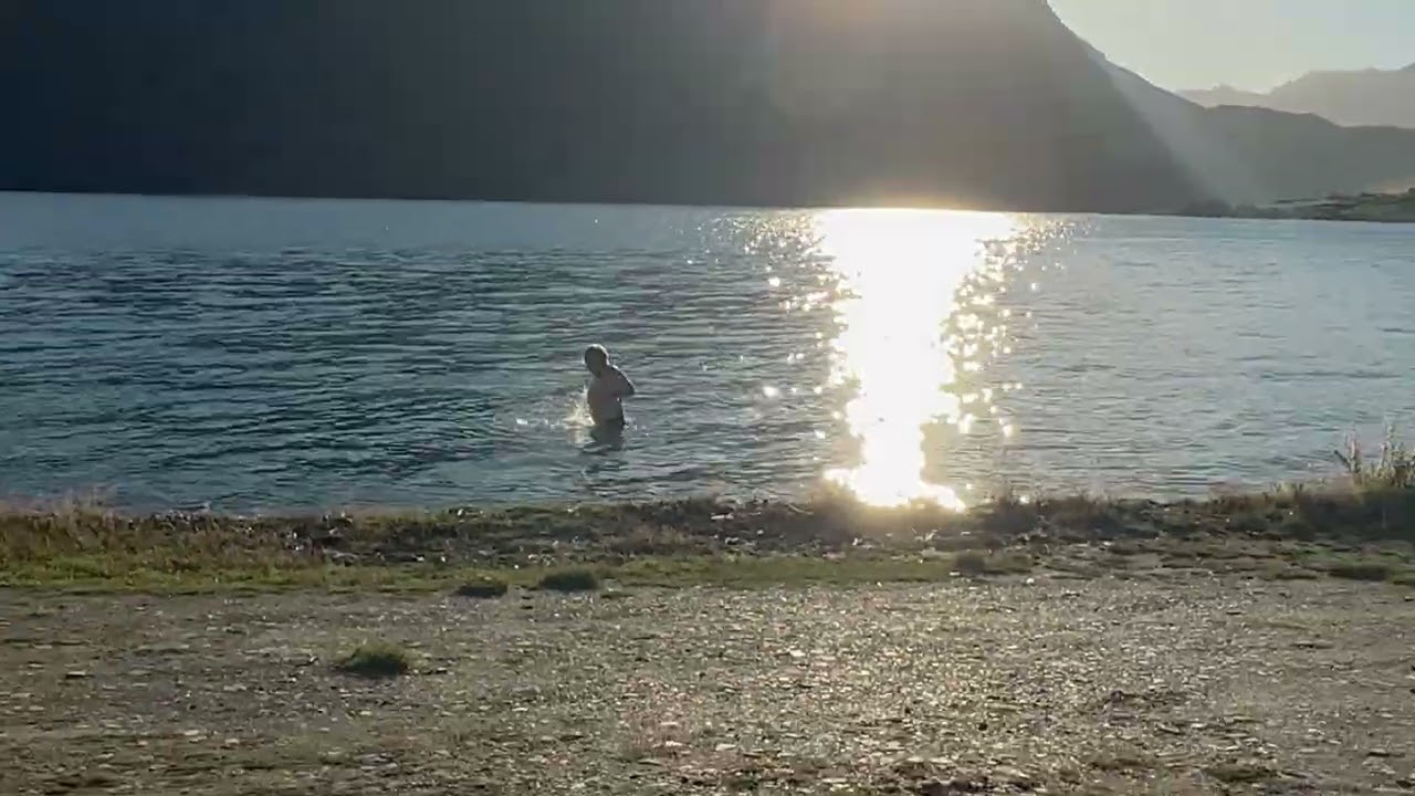 Lake Hawea: Jo geht im eiskalten See baden