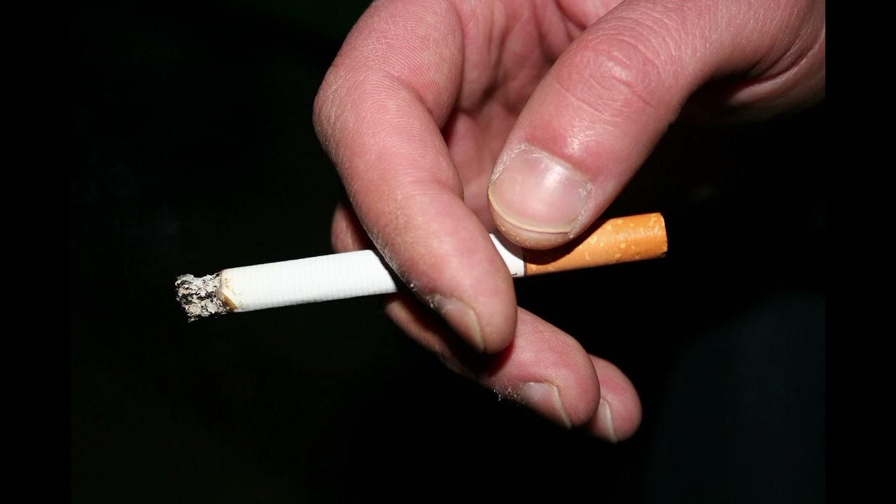 Женская рука с сигаретой. Рука держит сигарету. Держит сигарету. Рука с сигаретой вытянутая. В руке папироса.