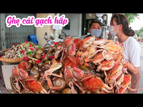 Cực hấp dẫn mâm ghẹ gạch hấp chấm muối tiêu vỉa hè nóng hổi, bán đông khách không kịp ăn cơm