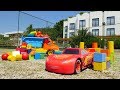 Eine Garage für Lightning McQueen. Kinder Video auf Deutsch.