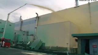 福島第１原発、建屋への薬剤散布映像公開