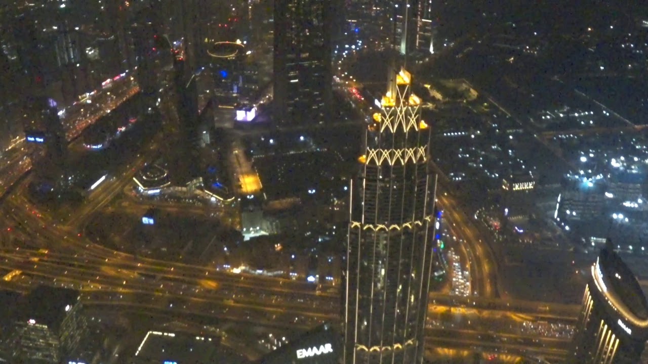 Смотровая площадка в Бурдж-Халифа. Вид с 124 этажа в ночное время ...