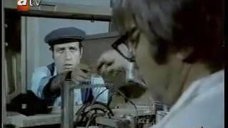 Kemal Sunal Televizyon Seyrederken