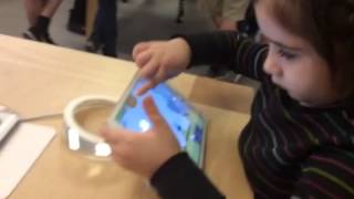 Nitza playing in the apple store
