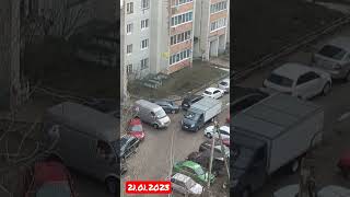 Перекрыл въезд во двор