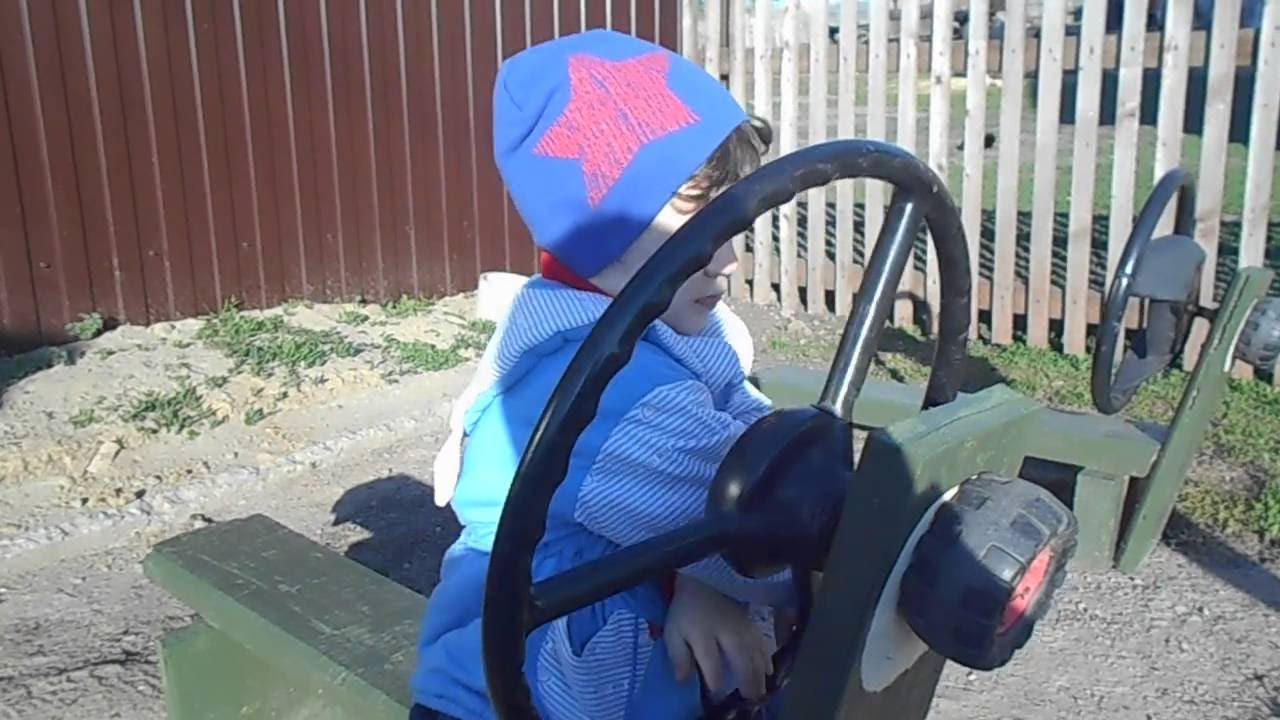 Дед едет на машине