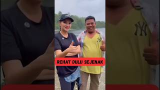 Rehat Sejenakgubernur Maluku Utara, Sherly Laos Bersama Team Menikmati Pantai Bersama