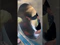 الطفل الصغير دفع أبيه إلى السقالة