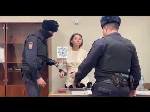 надевают наручники. полицейский и преступник в наручниках. наручники на задержанного надеваются. одевание наручников. наручники надеты или одеты.