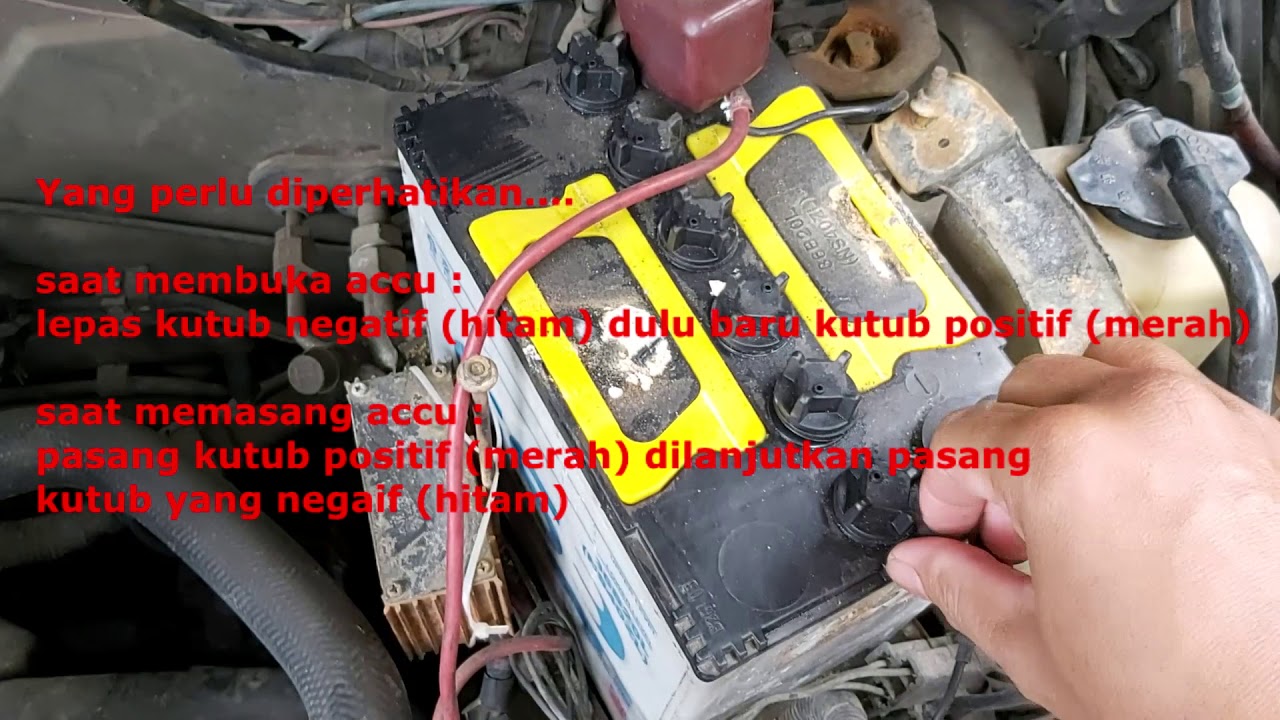 Cara mengisi (menambah) air accu pada aki mobil 