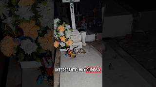 Una tumba llena de juguetes para que el alma de aquellos pequeños siga jugando 👻
