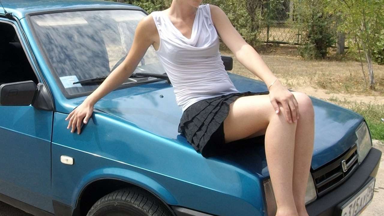 Голая Лидочка около машины Голая Лидочка около машины