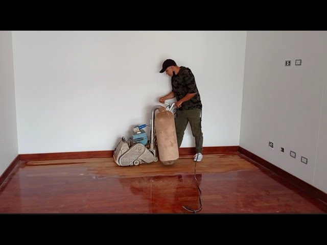 Reparador Restaurando Parquet Viejo Piso Madera Dura: fotografía