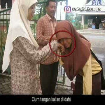 Anak jaman sekarang!!  CARA MENCIUM TANGAN ORNG TUA OR GURU YG BENAR!!!!!