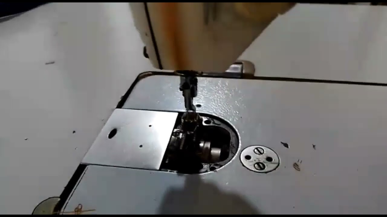 fazendo manutenção na máquina de costura reta industrial
