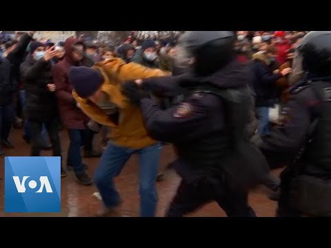 Pro Navalny Protesters Clash With Police in Moscow